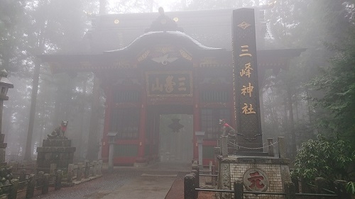 練馬区、中村橋・富士見台、サヤン鍼灸院・接骨院ブログ、三峰神社、随身門、霧